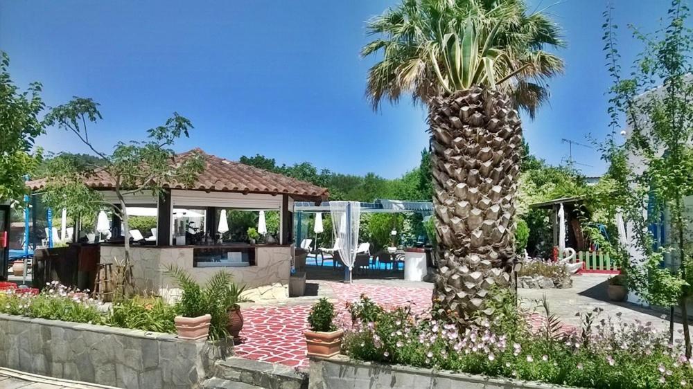 Aquarius Hotel Fourka Bagian luar foto