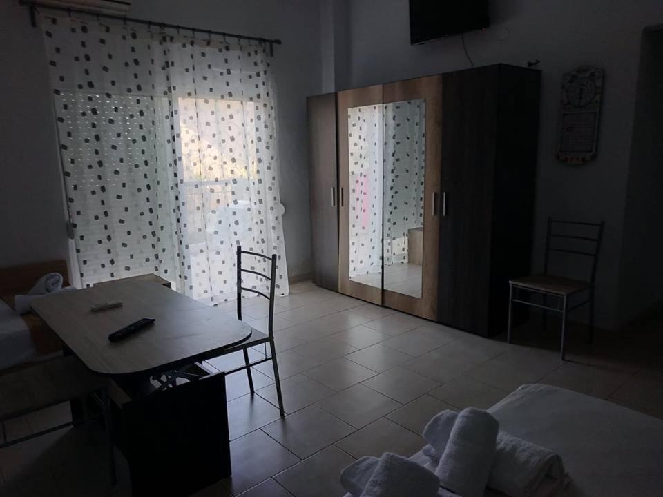 Aquarius Hotel Fourka Bagian luar foto